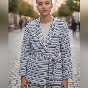 Jones Wear Women's Black and Cream Striped Blazer  Jacket Size 14